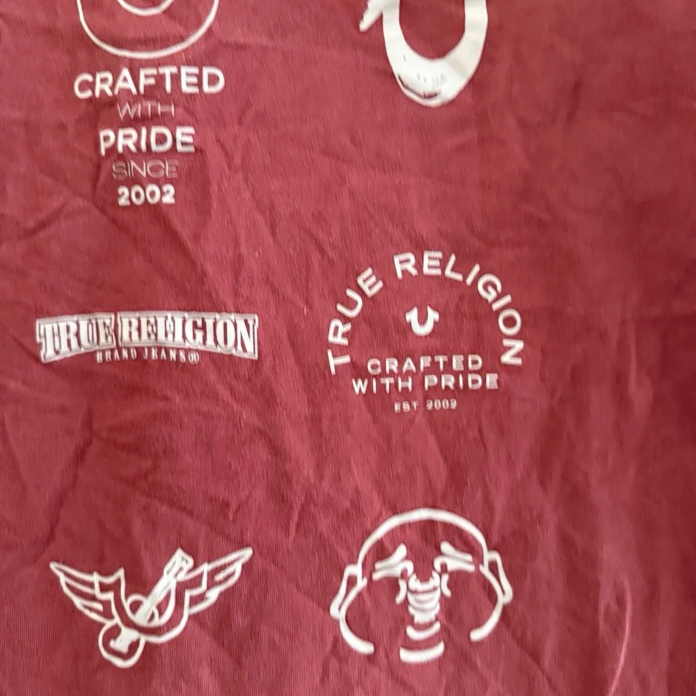 True Religion Men's T-Shirt Size Large Color White Burgundy Red‎ Icon Logos